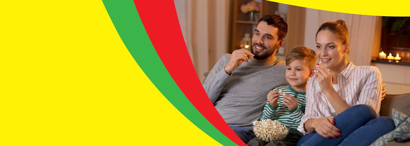 Imagem editada para página web, com família comendo pipoca inserida no formato do logo da Yoki