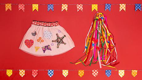 Saia customizada com retalhos de festa junina e enfeite de cabeça feito com fitas sobre fundo vermelho