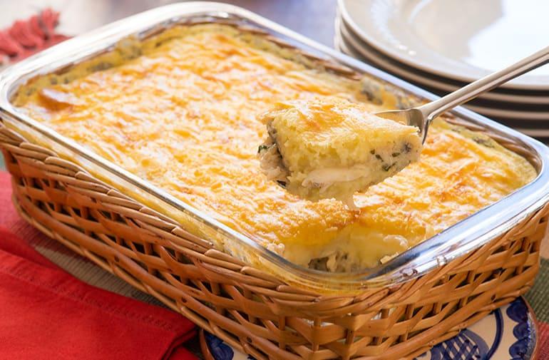 Travessa de bacalhau Zé do Pipo envolvida por cesto de madeira, receita de bacalhau com purê e parmesão gratinado