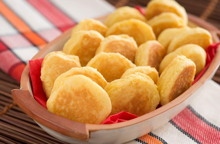Bolinho de fubá da vovó caseiro, dourado e fofinho, servido em travessa rústica com guardanapo vermelho