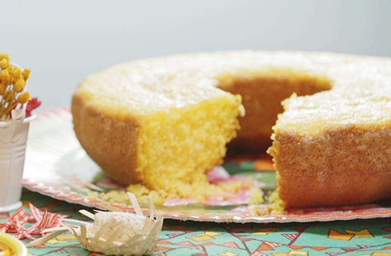 Bolo de Kimilho Flocão Yoki com textura macia e cremosa, servido em mesa decorada no tema festa junina