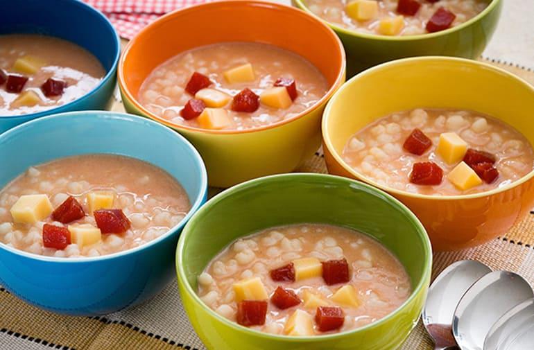 Potinhos coloridos de sobremesa com canjica decorada com pedaços de queijo e goiabada, receita Romeu e Julieta