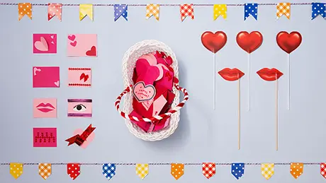 "Mesa de correio elegante pronta com bilhetes coloridos e decorados, corações e bocas em palitos e bandeirinhas "