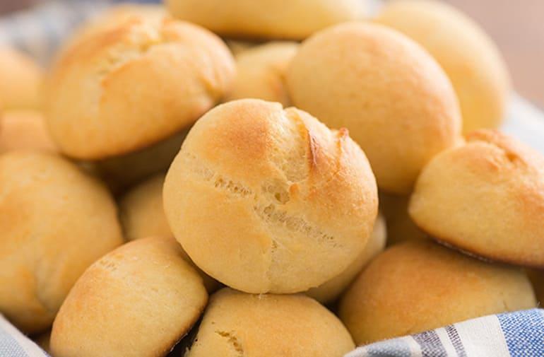 Porção de mini pães de batata, com detalhes de casquinha de pão crocante
