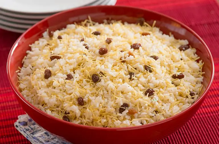 Cumbuca vermelha de arroz com champagne para festa, decorado com batata palha extrafina Yoki e uvas passas