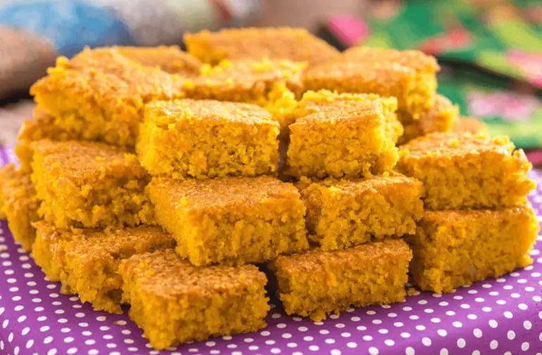 Fatias de bolo cenoura com farinha de aveia, com aspecto fofinho, massa com nozes e sem cobertura