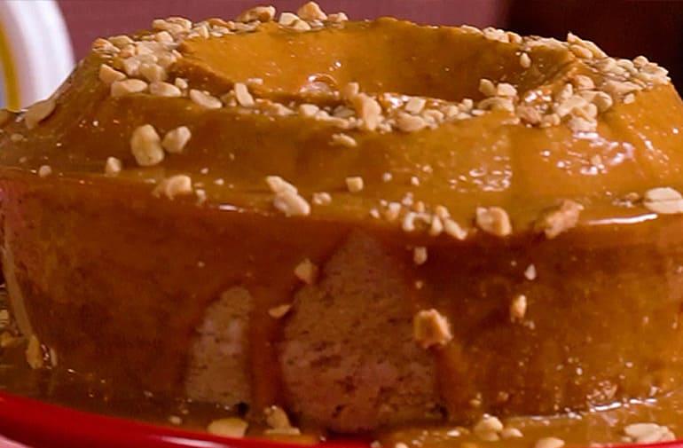 Bolo de paçoca com cobertura cremosa de caramelo, creme de leite, paçoquinha e pedaços de amendoim.