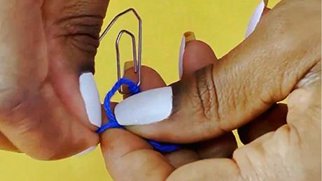 Laço de barbante azul é feito em clipe aberto, para criar vara de pescar em atividade de pescaria para festa junina