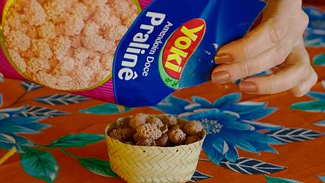 A parte superior de um mini chapéu de palha de festa junina é potinho artesanal de petiscos com amendoim doce Pralinê Yoki