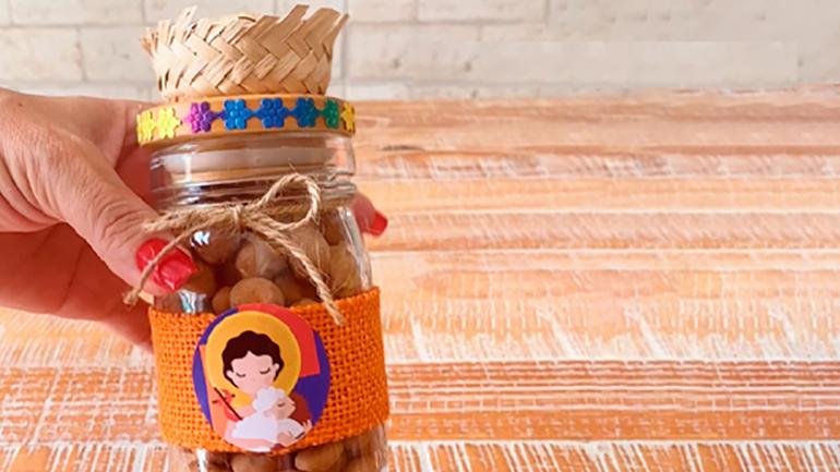 Potinho com decoração artesanal de São João, com amendoins Yoki, mini chapéu de palha e outros adornos de festa junina
