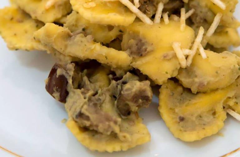 Macarrão farfalle cremoso com pesto de grão-de-bico e berinjela, finalizado com batata palha Yoki