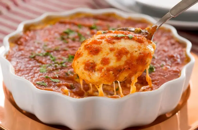 Receita de polenta com molho, servida em pequena travessa refratária, feita no microondas