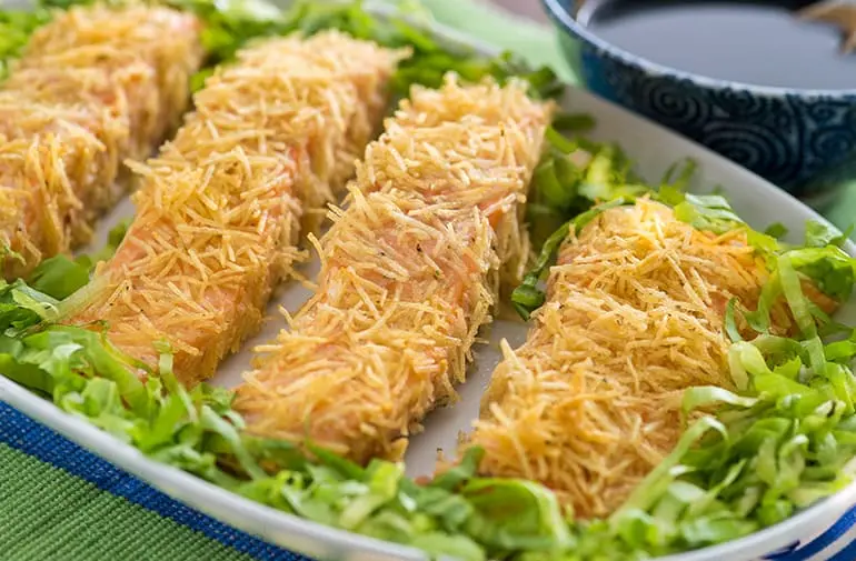 Quatro filés de salmão crocante com crosta batata palha, preparados em assadeira de cerâmica