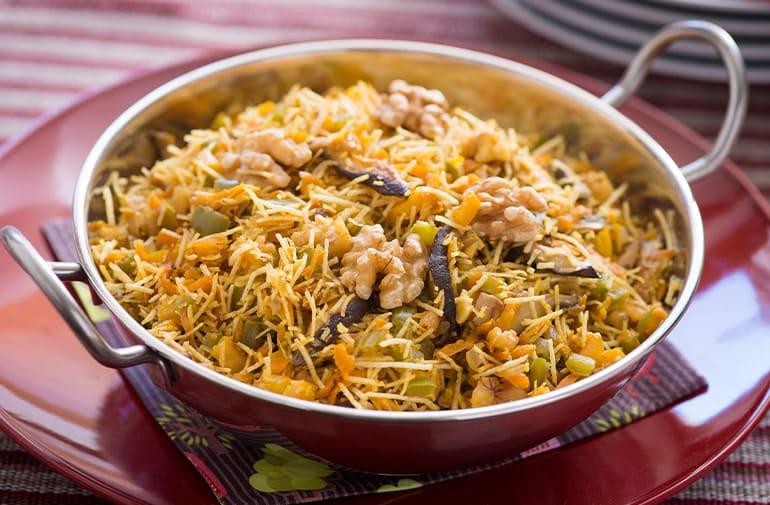 Panelinha com receita de shimeji no vinho branco, com acompanhamento de batata palha, pimentões e cenoura