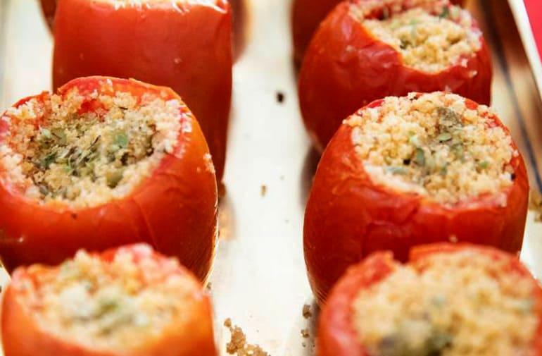 Entradinhas de tomate assado recheado com farofa Yoki e queijo parmesão gratinado, decorados com orégano